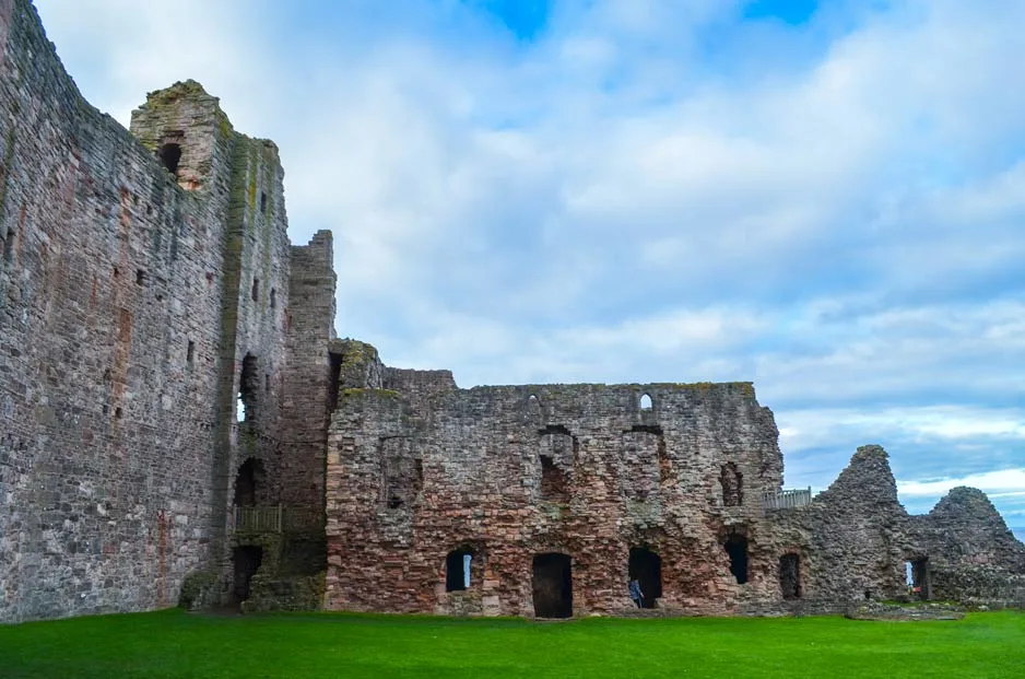 tantallon-castle-ruins