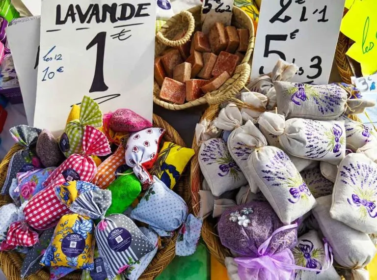 dried-lavender-sachets-provence-souvenir