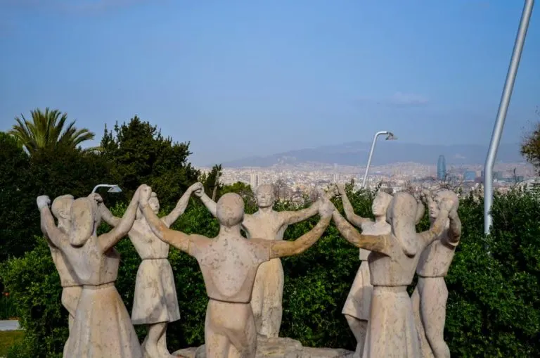 dancing-statues-on-montjuic-barcelona-travel-guide
