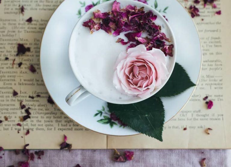 drink-rose-tea-teas you should drink and avoid on your period