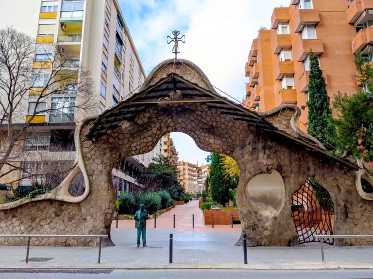 portal-miralles-gaudi's-barcelona