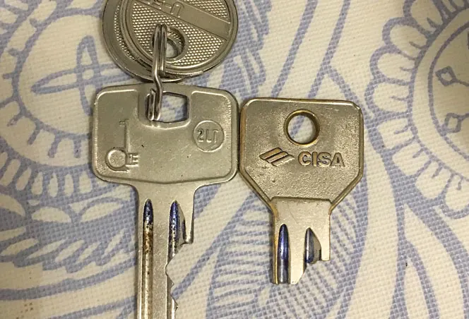 broken-keys-brussels-booking-airbnb