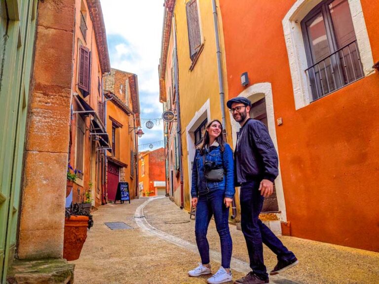 walking-through-roussillon-road-trip-from-aix