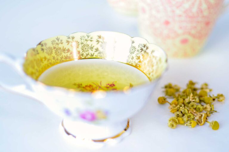 benefits-and-risks-chamomile-tea