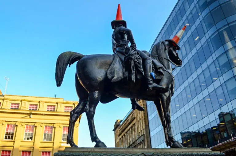 glasgow-horse-statue-traffic-cone