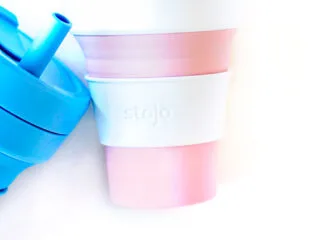 featured image: pink 12oz stojo cup and 16oz blue stojo overhead view