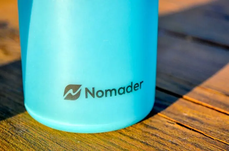 nomader-water-bottle-close-up-logo