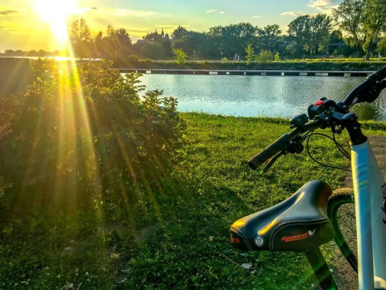 easy-bike-trails-near-montreal-sunset-on-the-canal