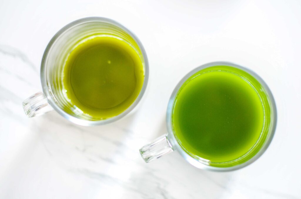culinary-vs-ceremonial-grade-matcha-in-glass-different-colours