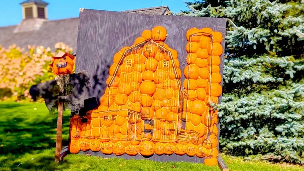 haunted-house-barn-of-pumplins-for-halloween