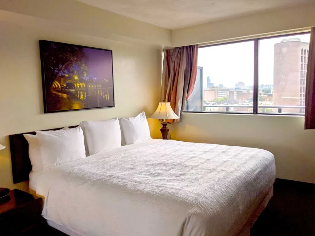 bedroom-business-inn-and-suites-hotels-ottawa