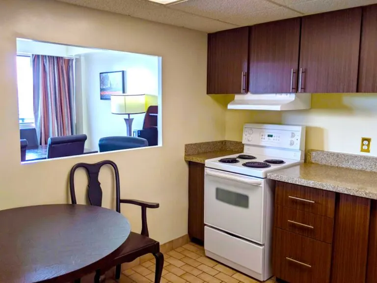 kitchen-signature-suite-business-inn-ottawa-hotels