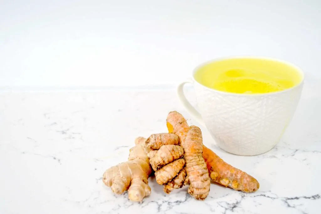 golden-milk-recipe-latte-with-ginger-and-fresh-turmeric-root