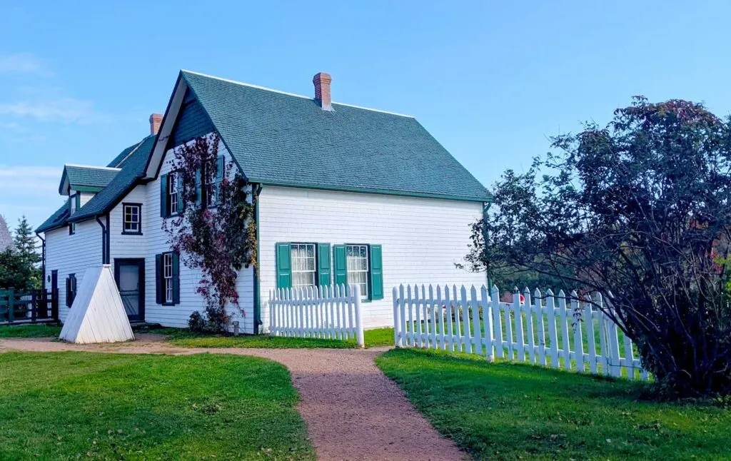 real-anne-of-green-gables-prince-edward-island-farm-house-white-and-green-building