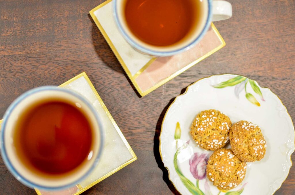 lifestyle-drinking-tea-from-above