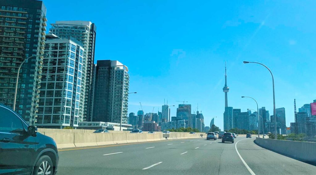 driving-in-to-toronto-from-montreal-cn-tower
