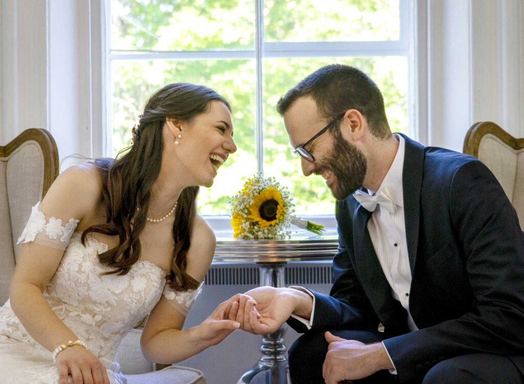 laughing-wedding-picture-bouquet