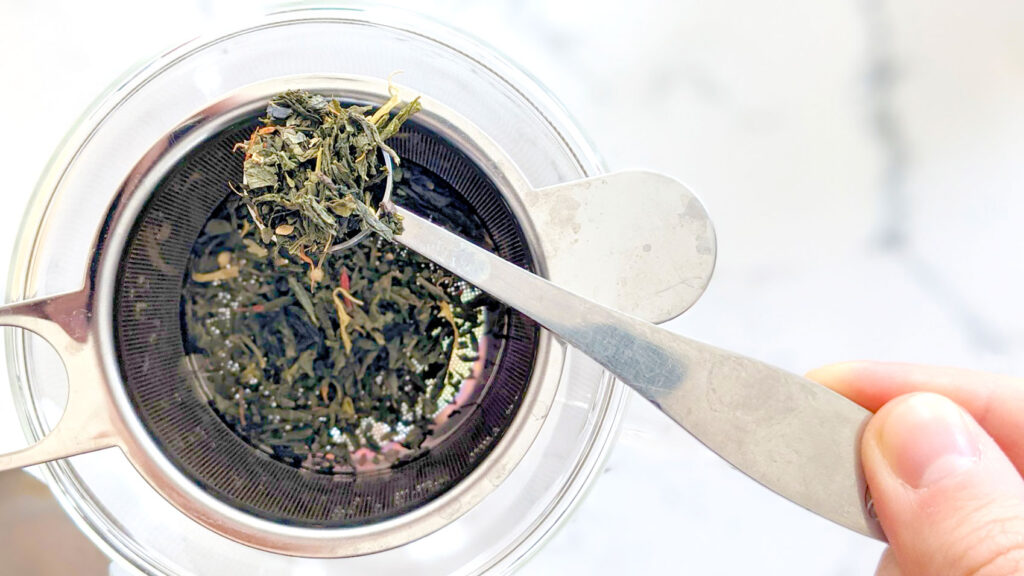 measuring-tea-to-brew-loose-tea-leaves