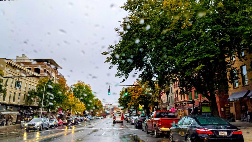 raining-in-saratoga-springs-in-the-fall-broadway-street