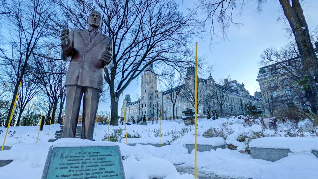find-the-statues-at-parliament-of-quebec