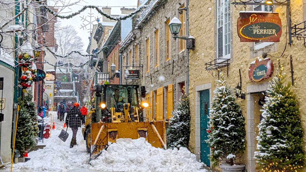 clearing-the-snow-petit-champlain-quebec-city