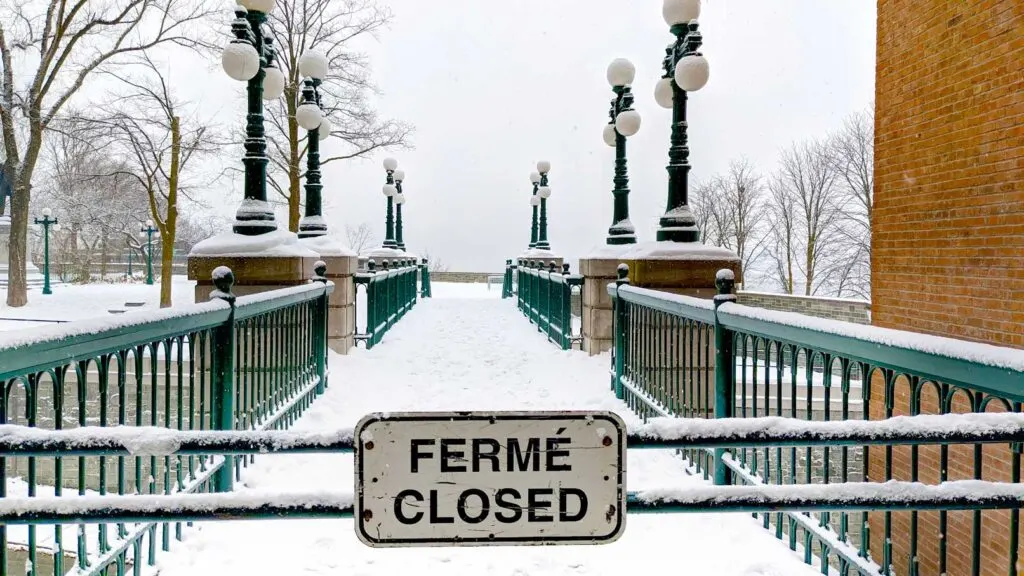closed-bridge-in-quebec-city-in-the-winter