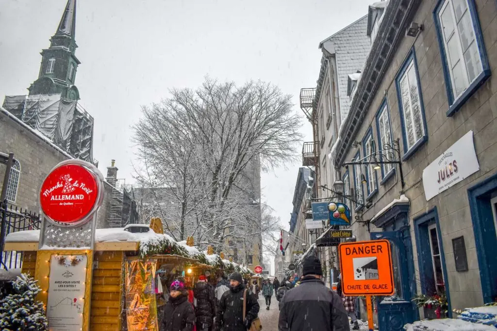 danger-falling-snow-in-quebec-city-in-winter