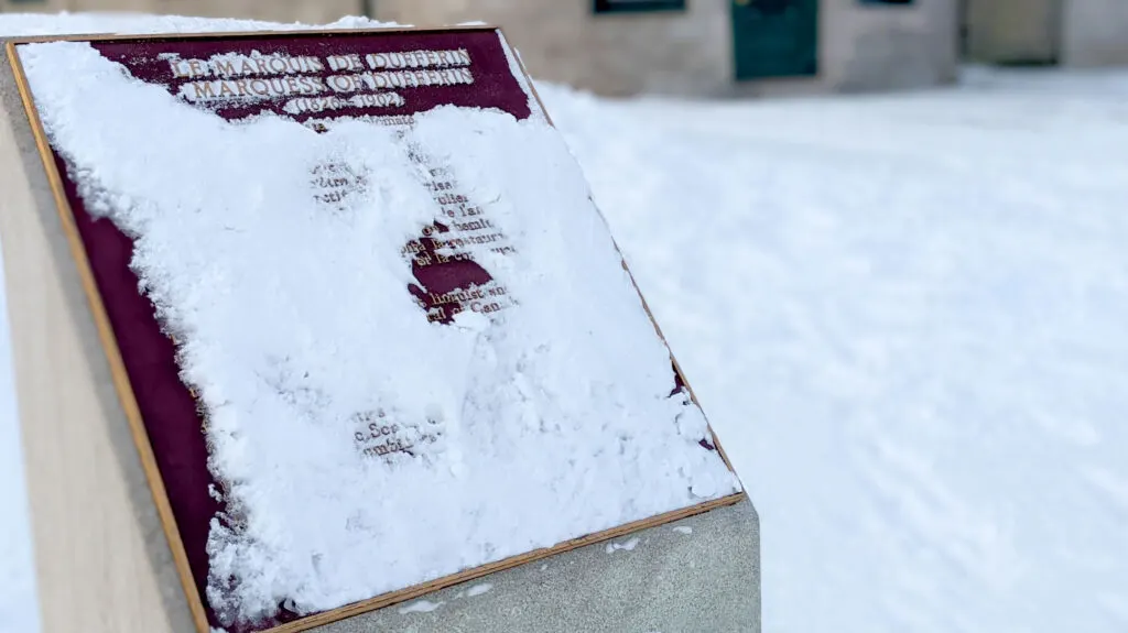 snow-covered-commemorative-plaque-in-quebec-city-in-winter