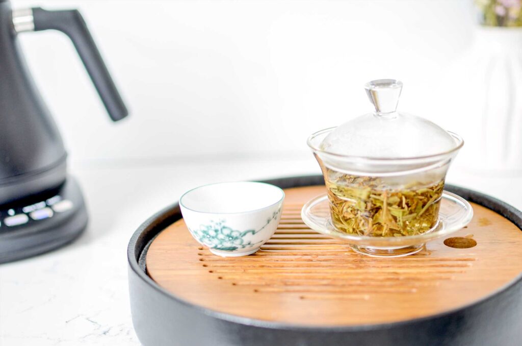 brew-tea-with-a-gaiwan-and-teacup