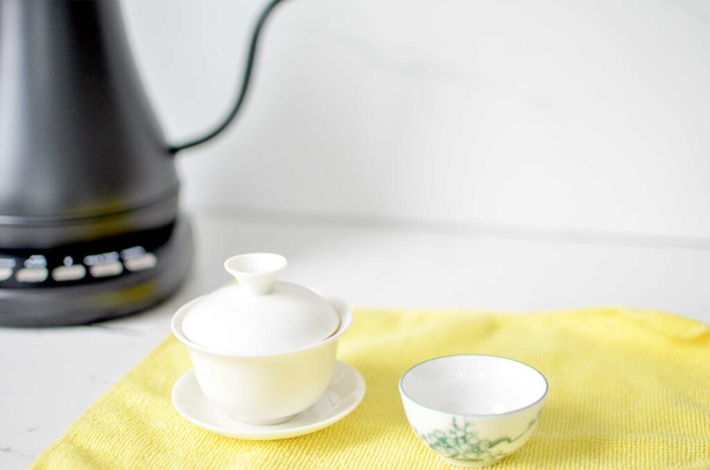 gaiwan-and-teacup-on-a-towel-