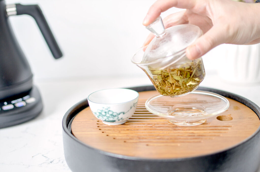 how-to-grip-a-gaiwan-to-pour-tea