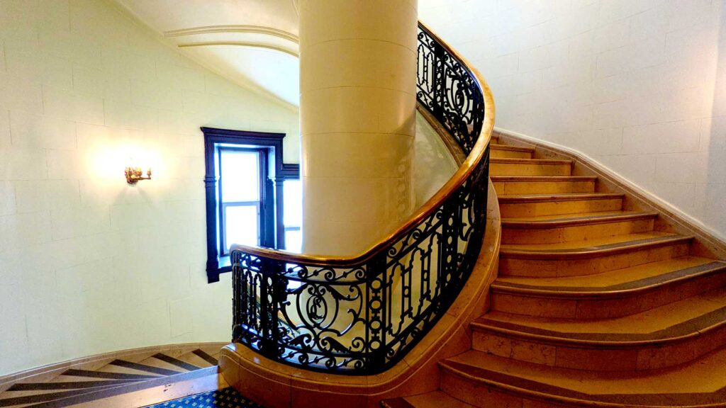 spiral-staircase-hotel-in-ottawa-fairmont-laurier
