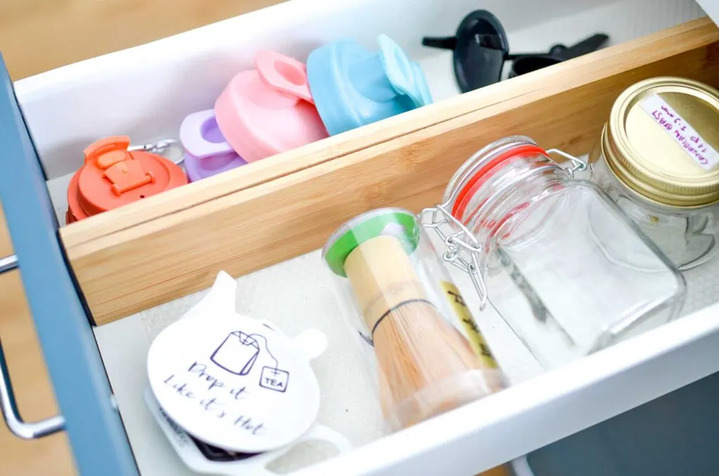 tea-storage-ideas-in-drawers-example-with-divider