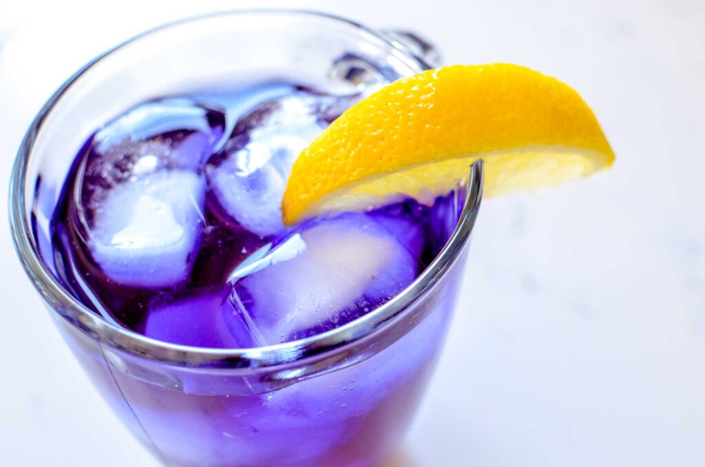 butterfly-pea-flower-cocktail-iced