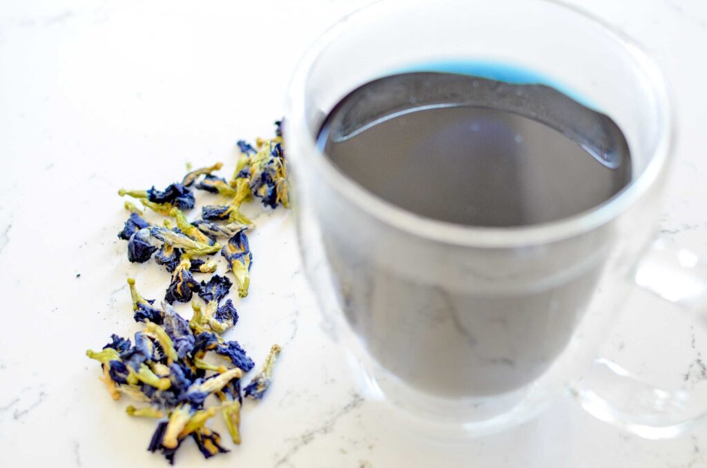 butterfly-pea-flower-petals-and-steeped-tea