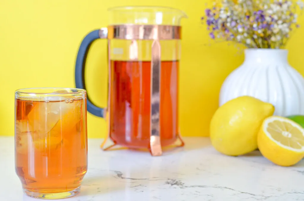 cold-brew-ice-tea-in-a-french-press