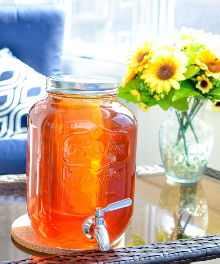how-to-make-sun-tea-gallon-jar-on-outdoor-table