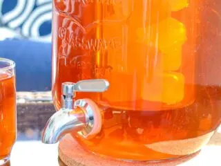 how-to-make-sun-tea-iced-tea-summer-drink-featured-image