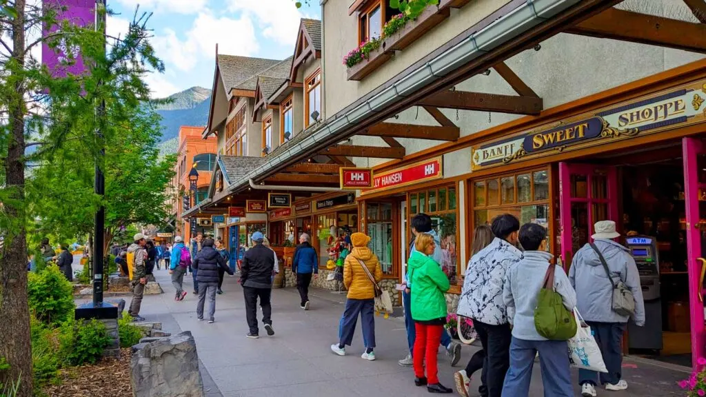 banff-in-june-busy-streets