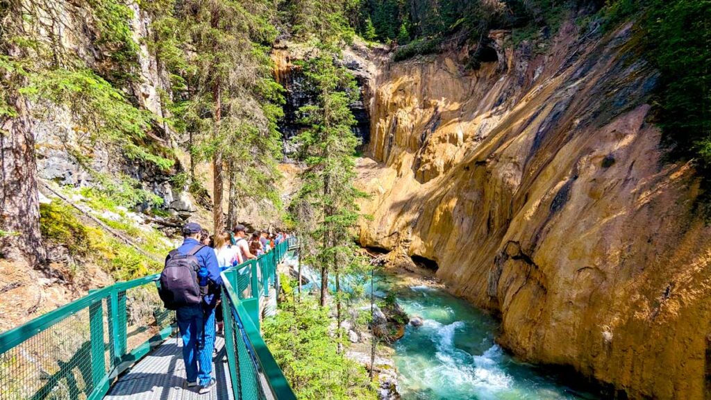 lineup-waiting-for-the-upper-falls-johnston-canyon