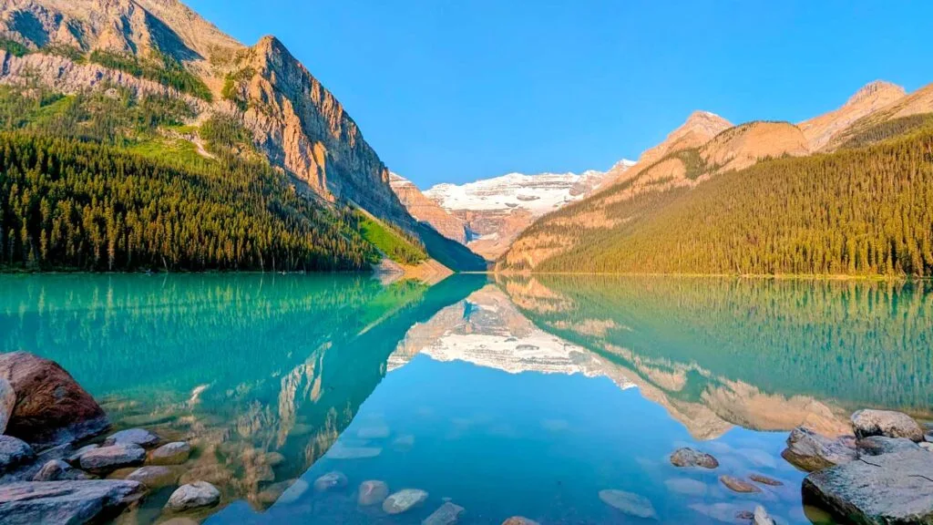 perfect-relfection-lake-louise-best-time-to-visit