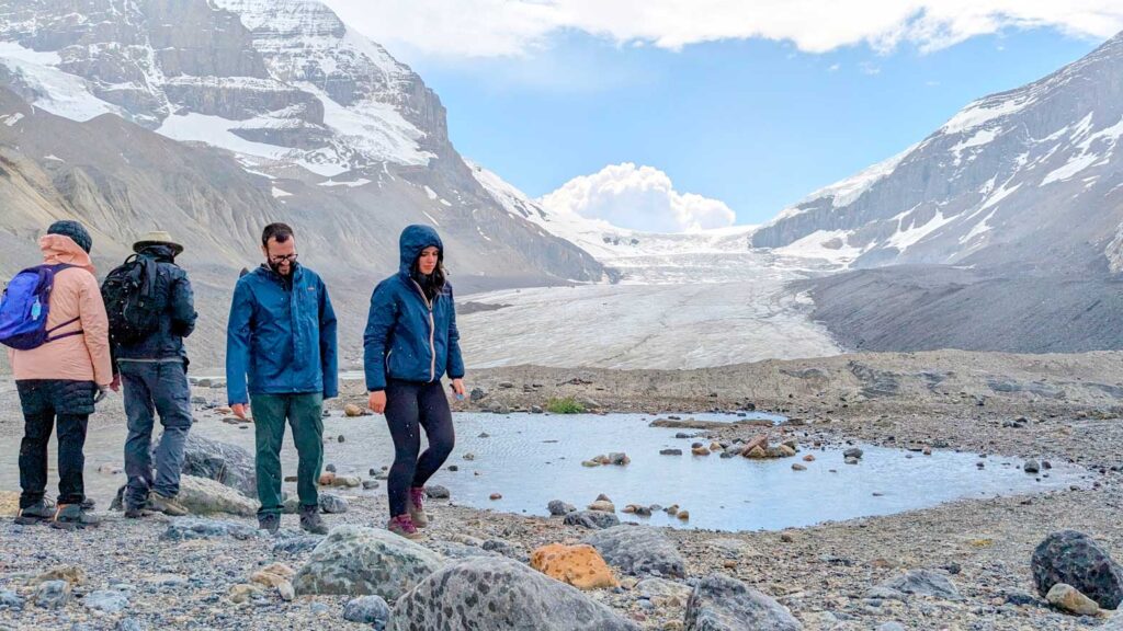 raining-but-sunny-at-the-columbia-icefield-in-june
