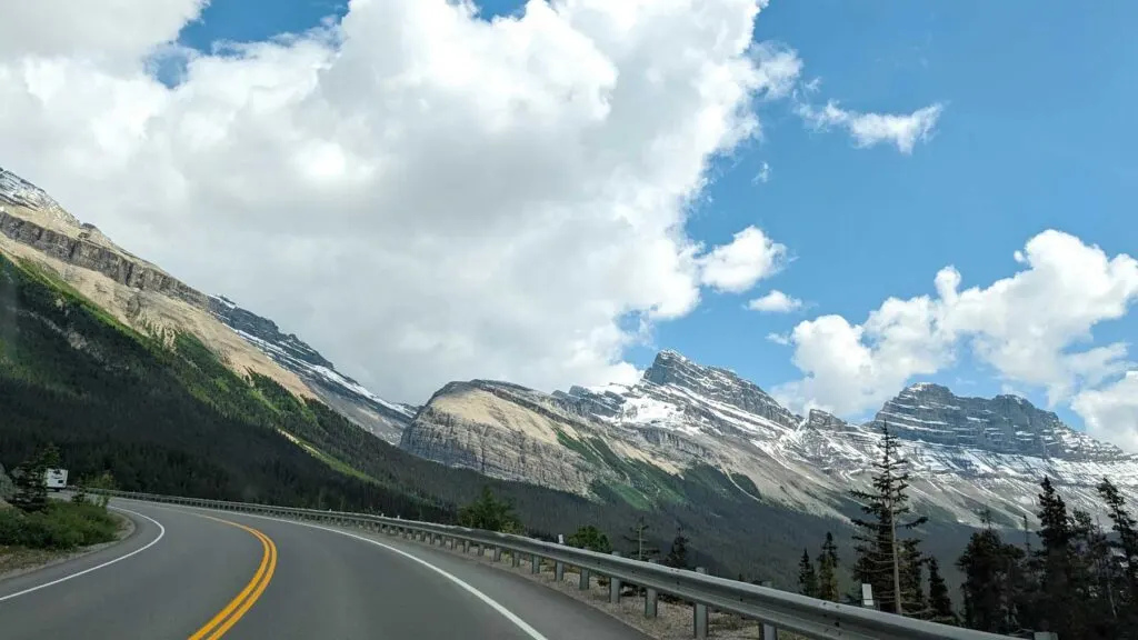 scary-driving-in-banff-national-park-icefield-parkway