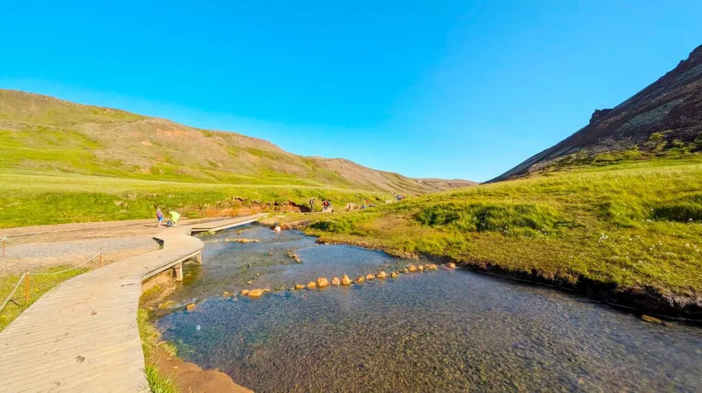 rock-walls-in-the-river-reykjadalur-Iceland