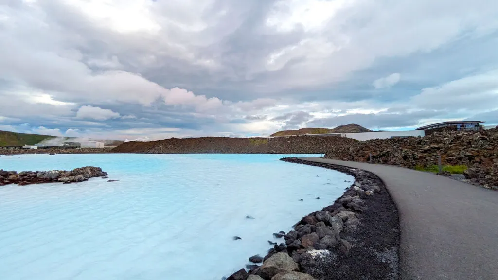 blue-lagoon-walk-to-silica-hotel-Iceland
