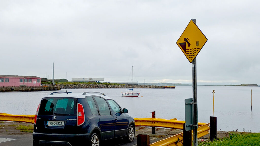 driving-sign-in-Ireland-of-a-car-falling-of-a-cliff-into-water-