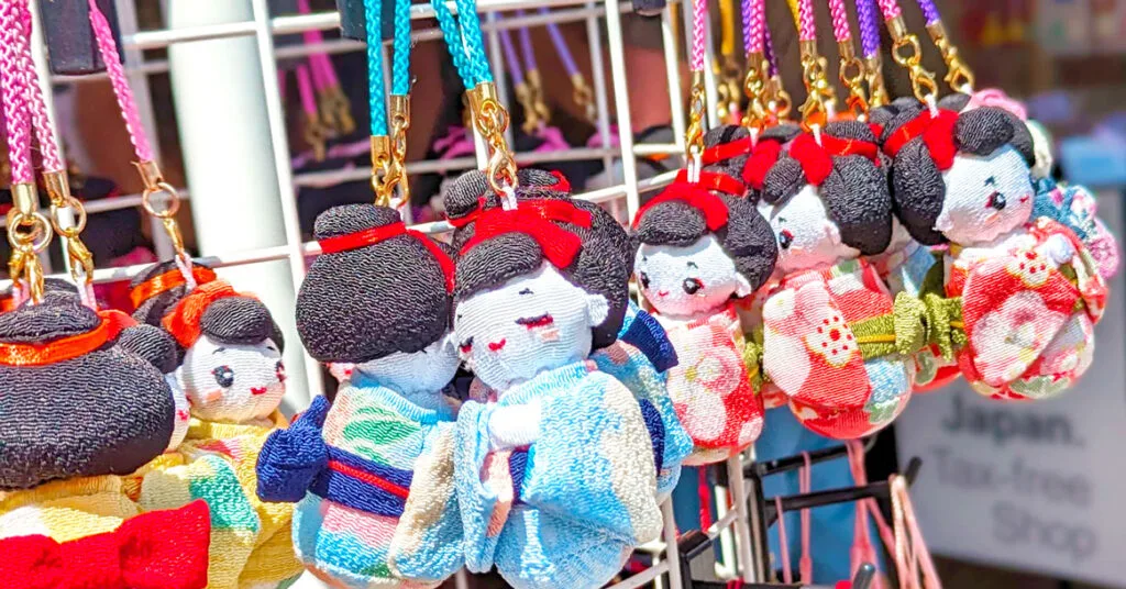 japan-geishas-souvenirs