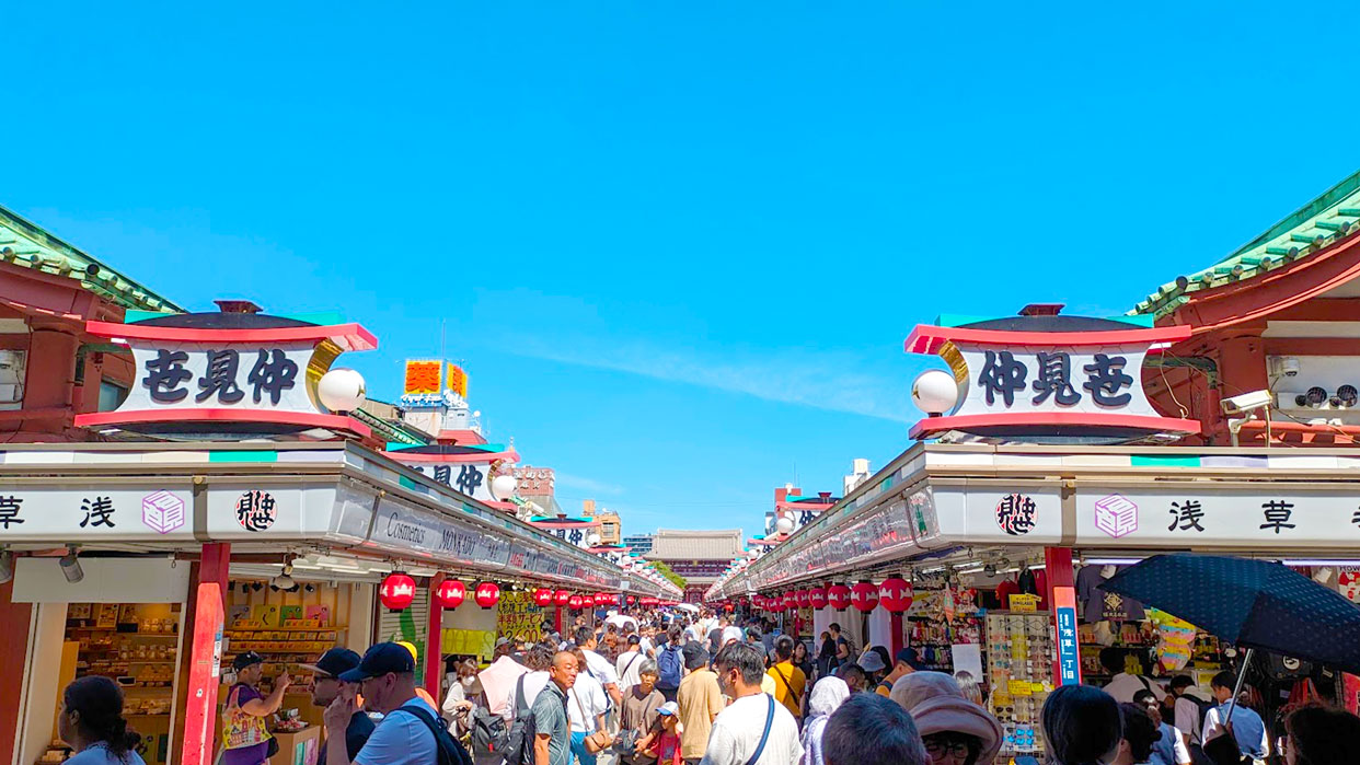 sensho-ji-shopping-street-in-tokyo-for-souvenirs-in-japan