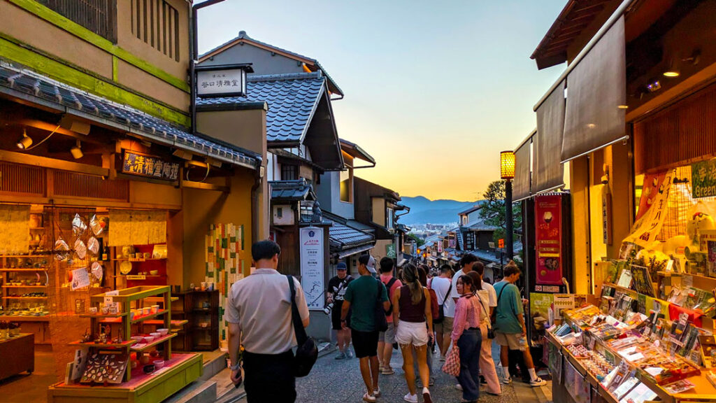 shopping-for-souvenirs-in-kyoto-japan