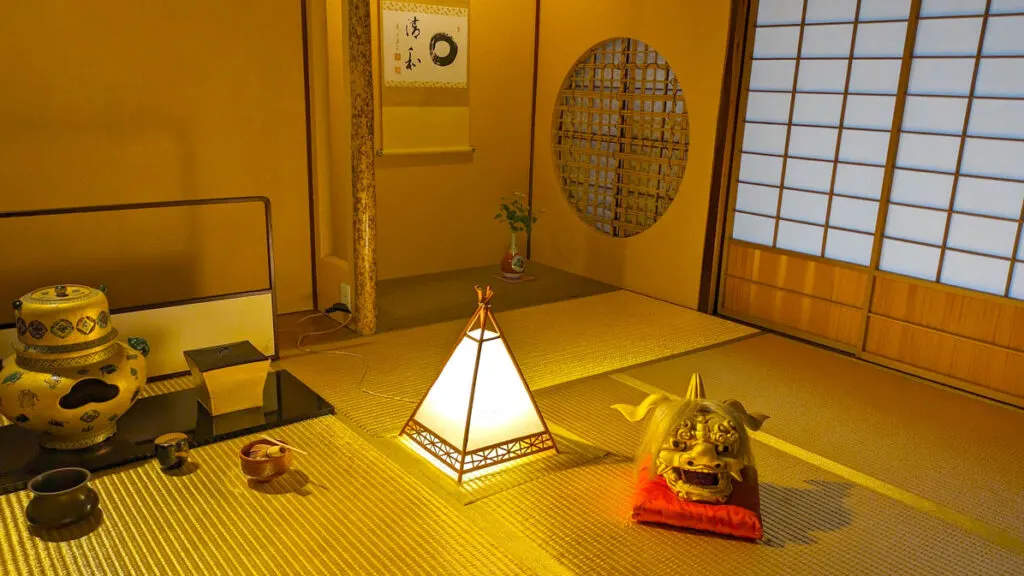 gold-room-in-kaikary-tea-house-kanazawa-japan
